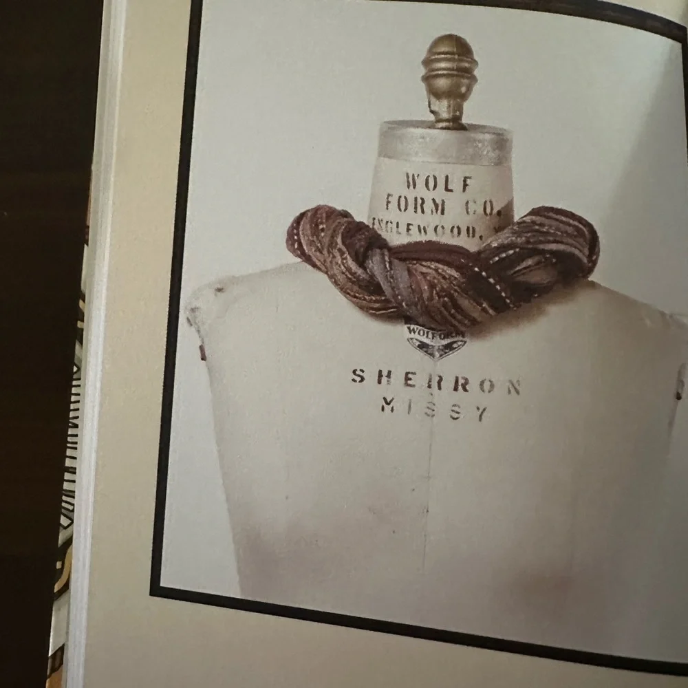 HOW to TIE a SCARF BOOK. Detailed pictures of 33 styles. Hermès ribbon bookmark. - Picture 12 of 14